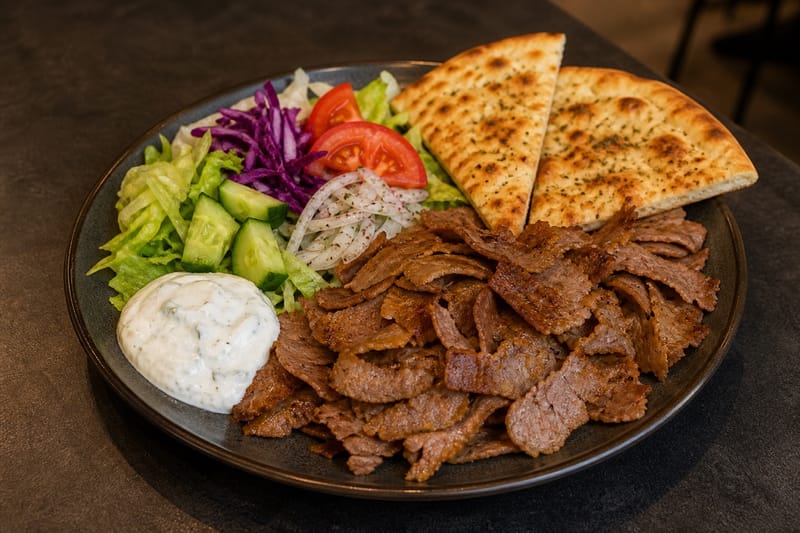 Dönerteller mit Fleisch und Brot