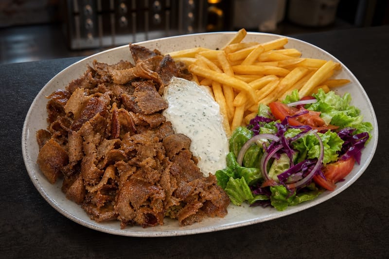 Dönerteller mit Fleisch und Pommes
