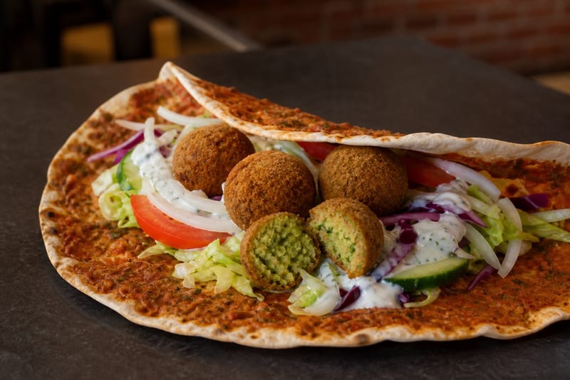 Türkische Pizza mit Falafel