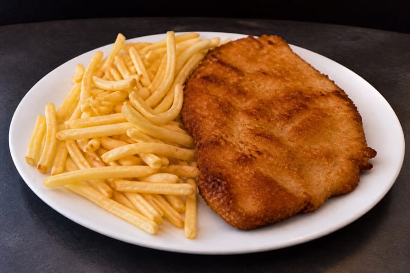 Schnitzel mit Pommes oder Salat